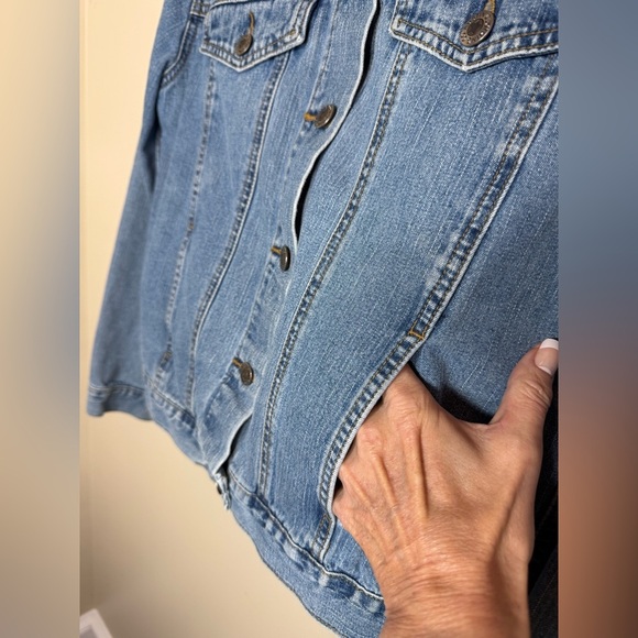 Austin Clothing Co. women’s jean jacket with 4 pockets on front. Size Medium - Picture 8 of 8